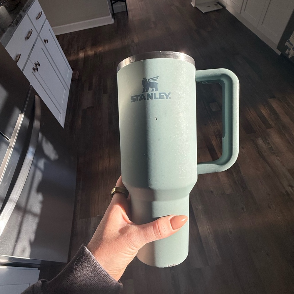 THE QUENCHER H2.0 FLOWSTATE™ TUMBLER | 40 OZ - GREEN SOFT TOUCH